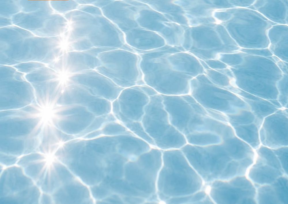 Agua de pileta cristalina con reflejos de sol